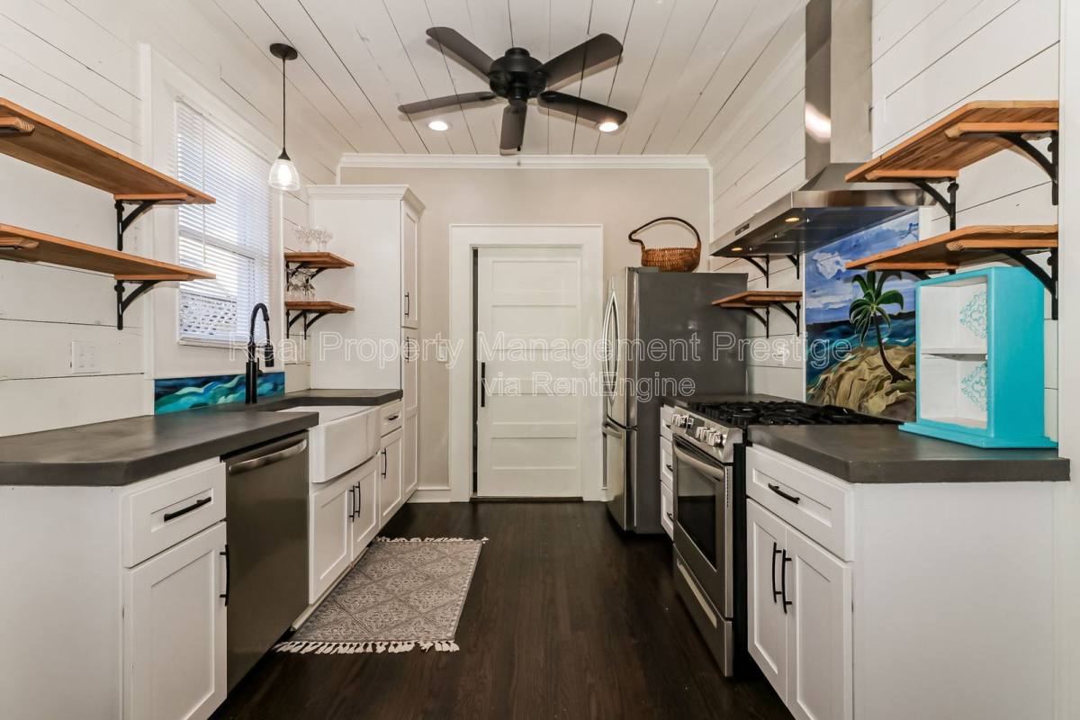 Apartment for rent at 4715 Ave P 1 #2, Galveston, TX 77551