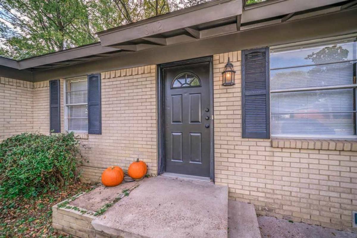 House for rent at 812 Glencrest Lane, Longview, TX 75601
