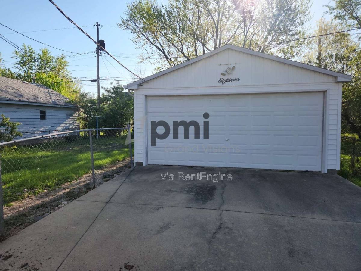 House for rent at 18 E Dr, Decatur, IL 62526