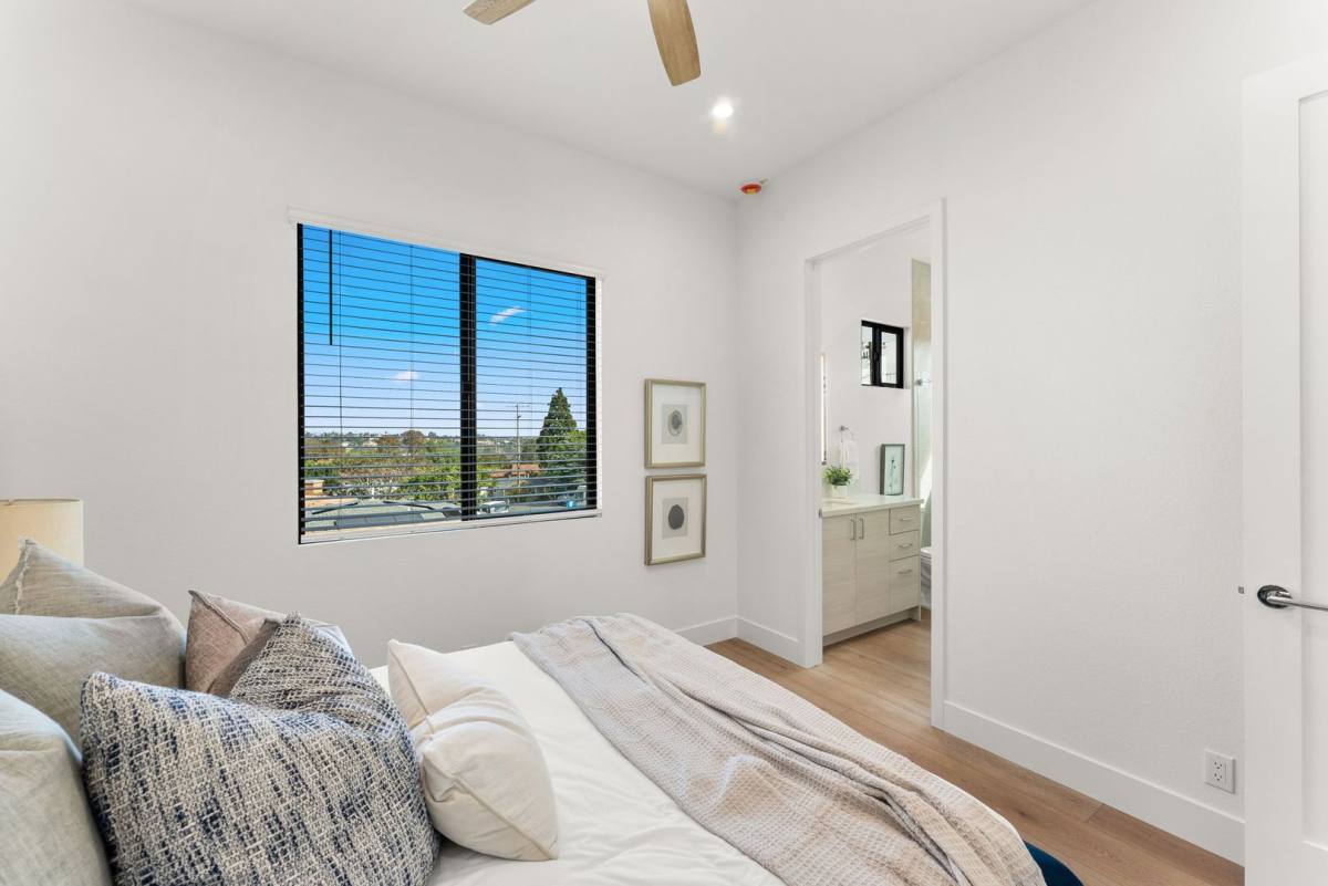 Apartment for rent at 6942 Glidden St, San Diego, CA 92111