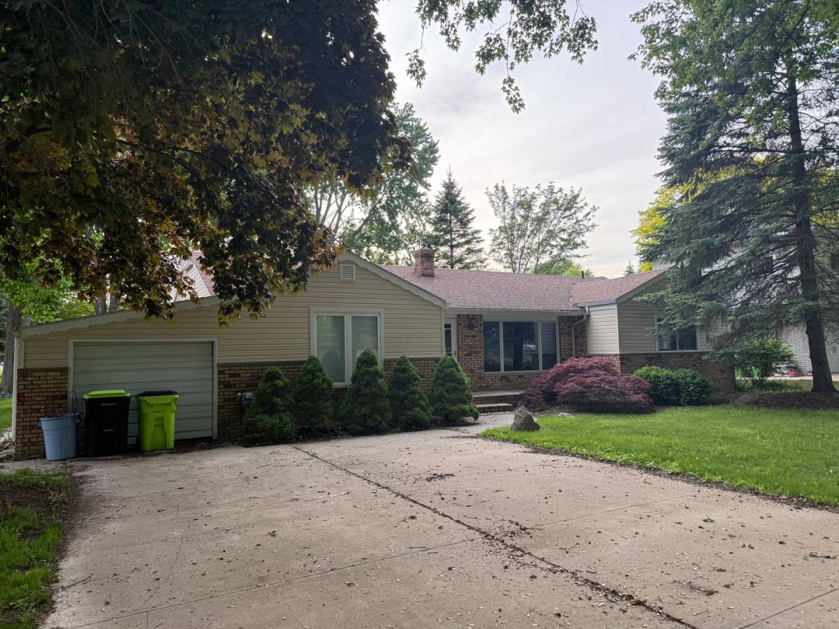 House for rent at 39675 Memory Lane, Harrison Township, MI 48045