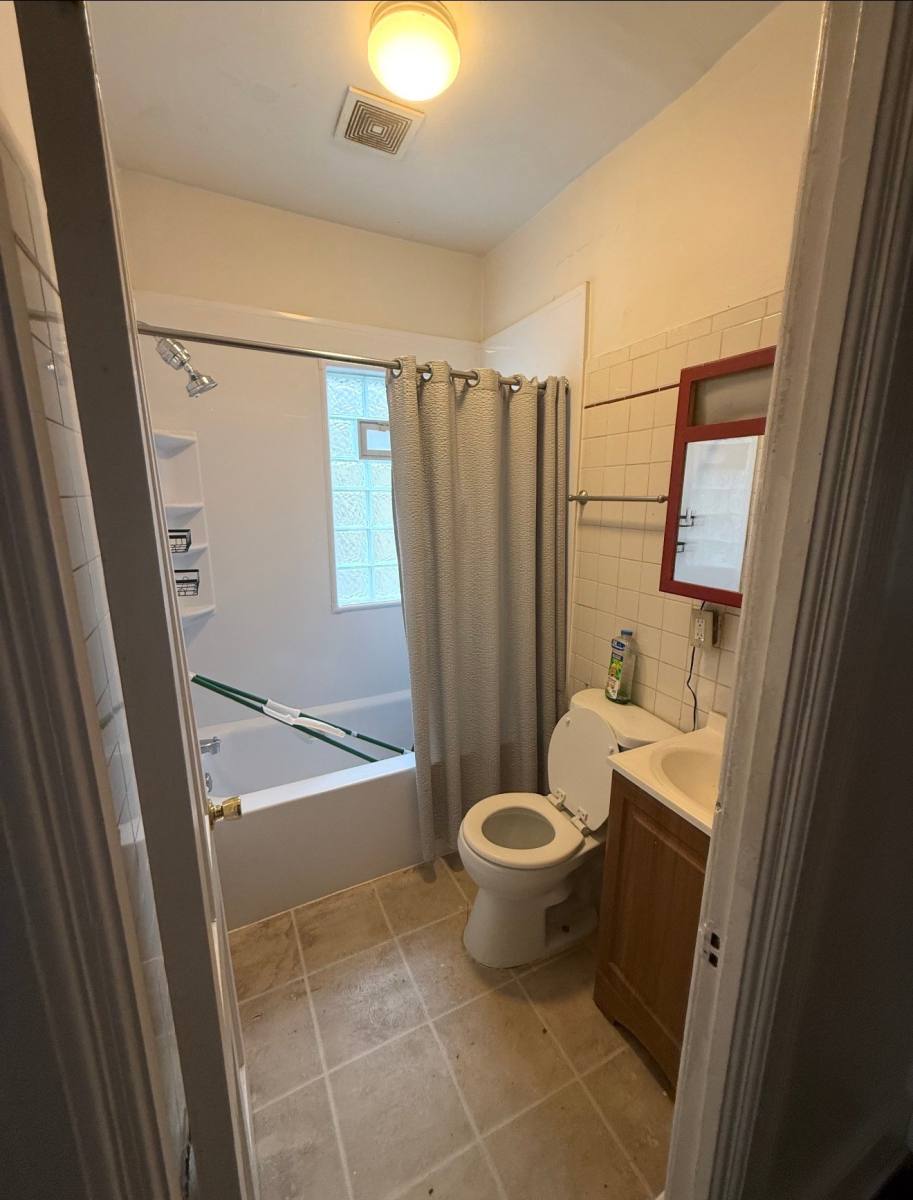 Apartment for rent at 922 E Hamilton St, Milwaukee, WI 53202