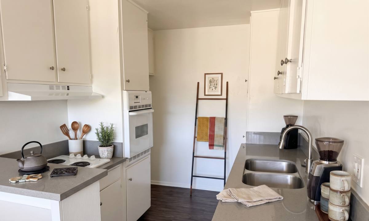 Apartment for rent at 17950 Burbank Blvd, Encino, CA 91316