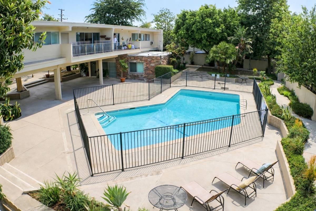 Apartment for rent at 17950 Burbank Blvd, Encino, CA 91316
