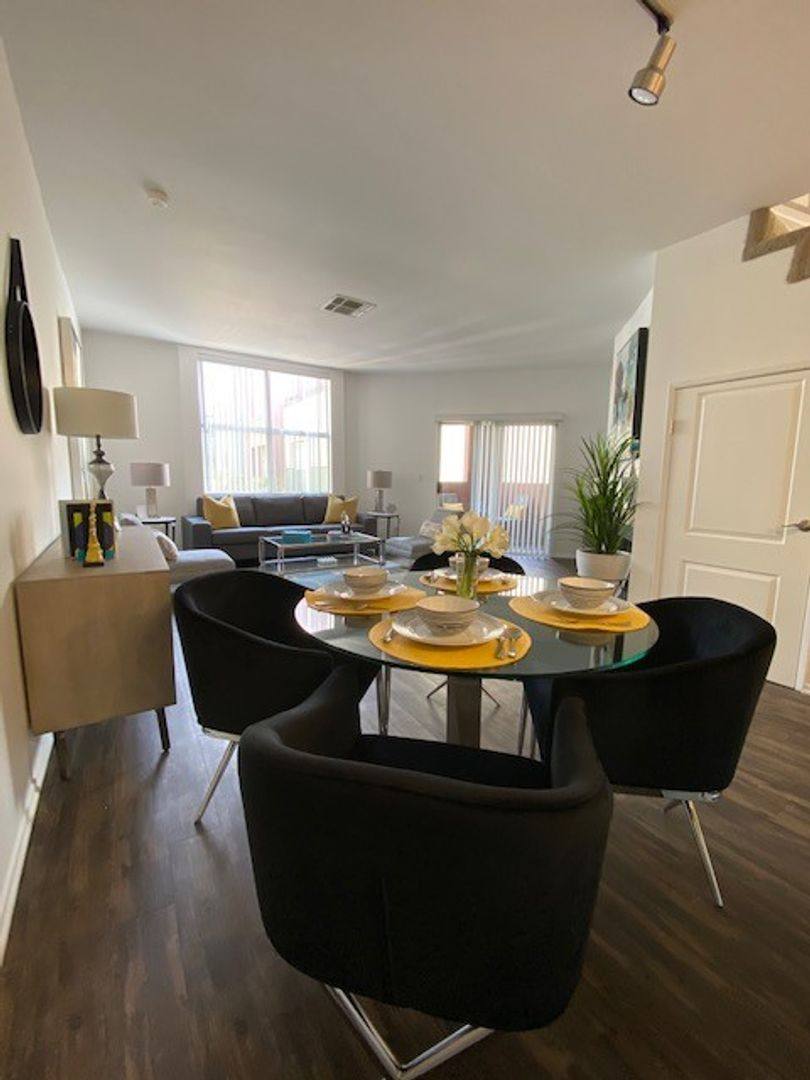 Townhouse for rent at 3701 Overland Ave, Los Angeles, CA 90034