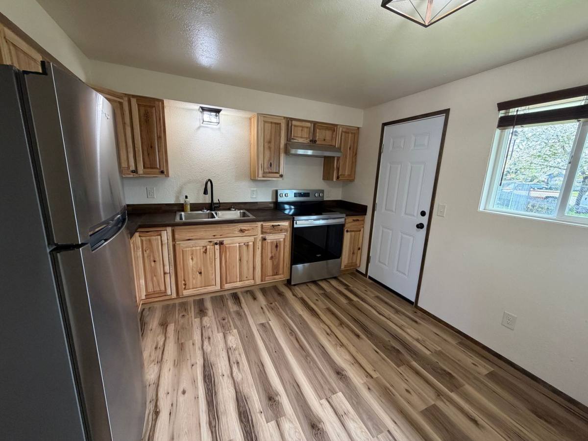 Apartment for rent at 200-204 SE 14th Ave, Albany, OR 97322