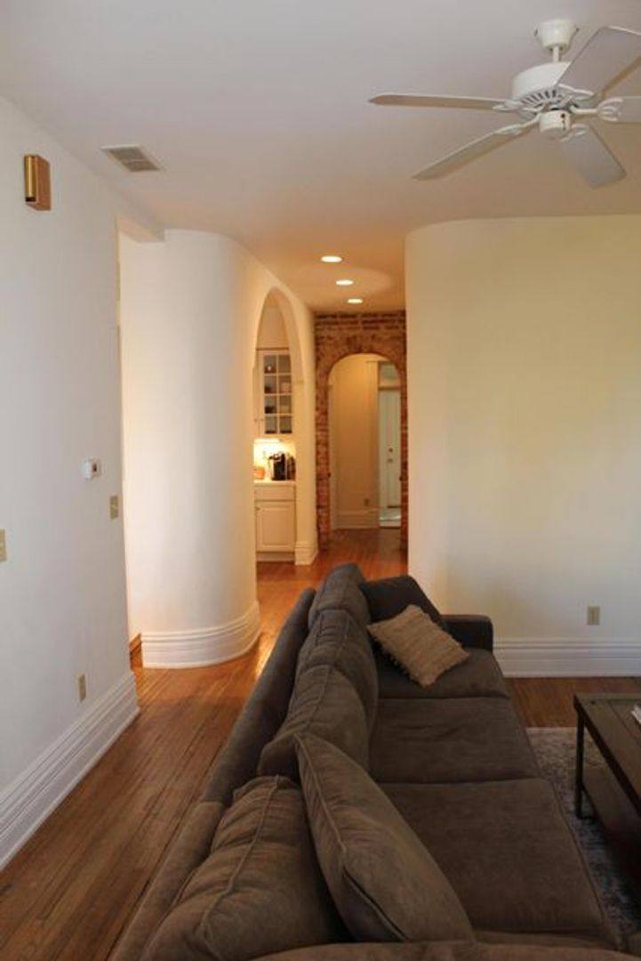 Apartment for rent at 147-149 W Hubbard, Columbus, OH 43215