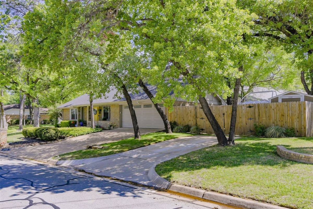 House for rent at 2205 Prestonwood Dr, Arlington, TX 76012