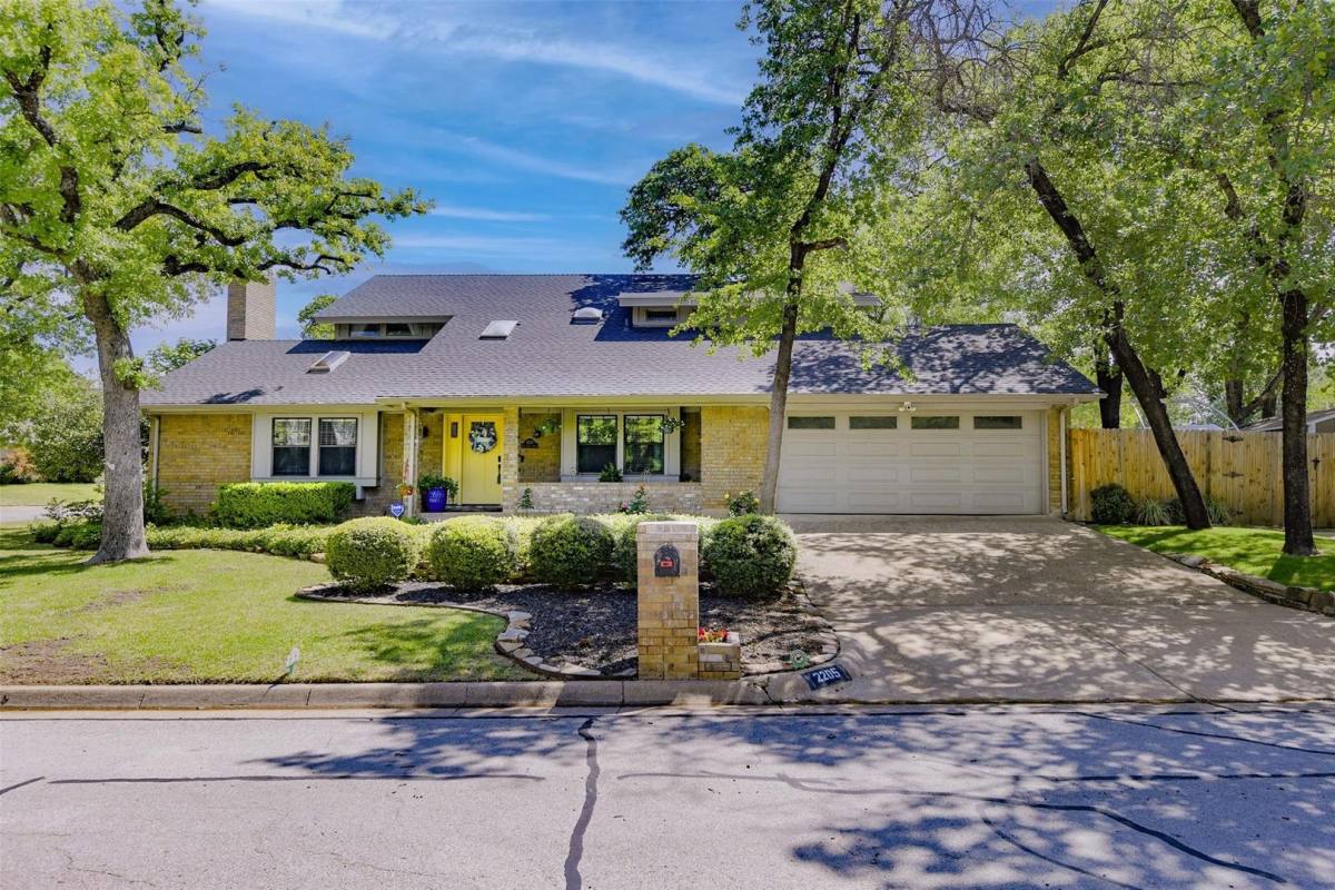House for rent at 2205 Prestonwood Dr, Arlington, TX 76012