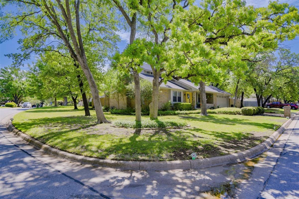 House for rent at 2205 Prestonwood Dr, Arlington, TX 76012
