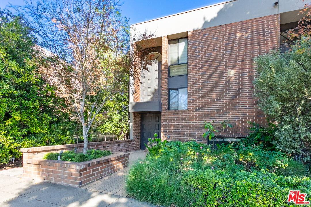 Townhouse for rent at 9323 Burton Way #A, Beverly Hills, CA 90210