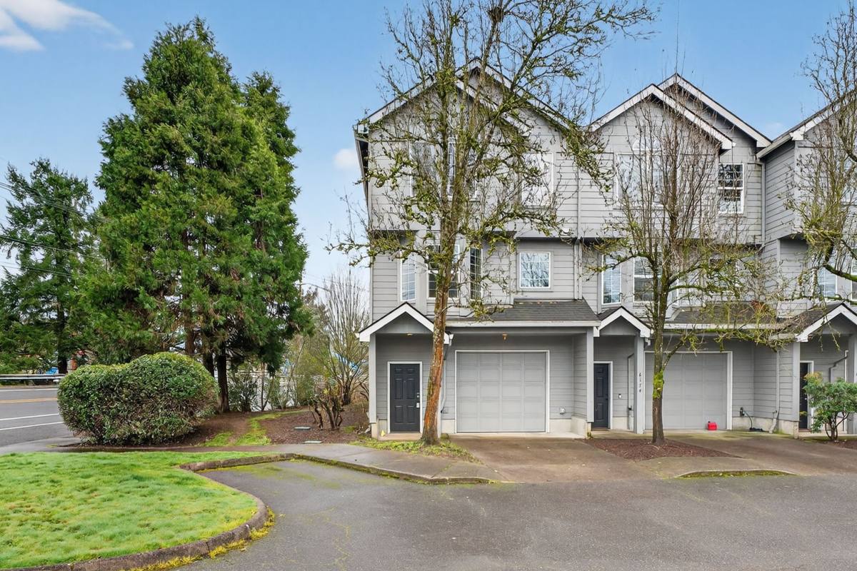 Townhouse for rent at 6170 SE Lake Rd, Portland, OR 97222