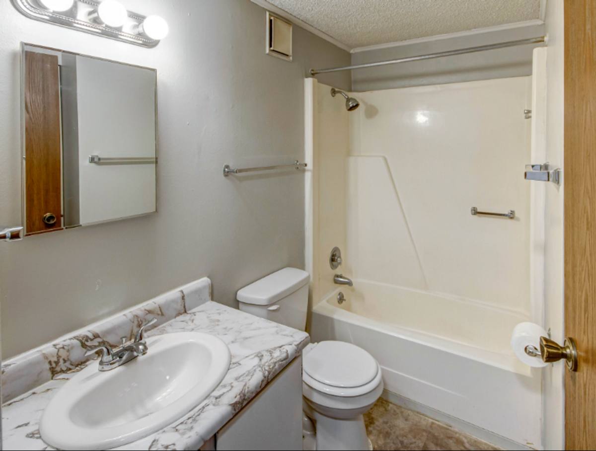 Apartment for rent at 1515 Lakehurst Dr, Fort Wayne, IN 46815