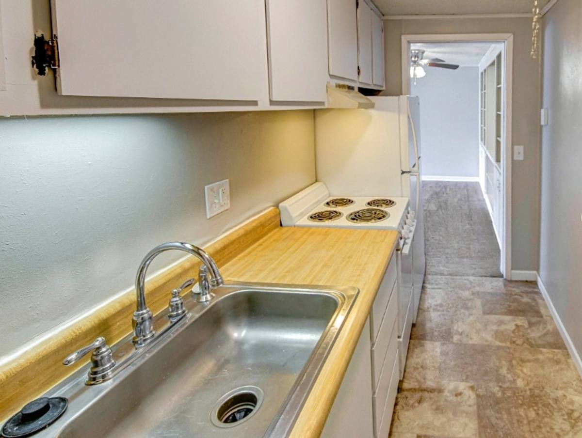 Apartment for rent at 1515 Lakehurst Dr, Fort Wayne, IN 46815