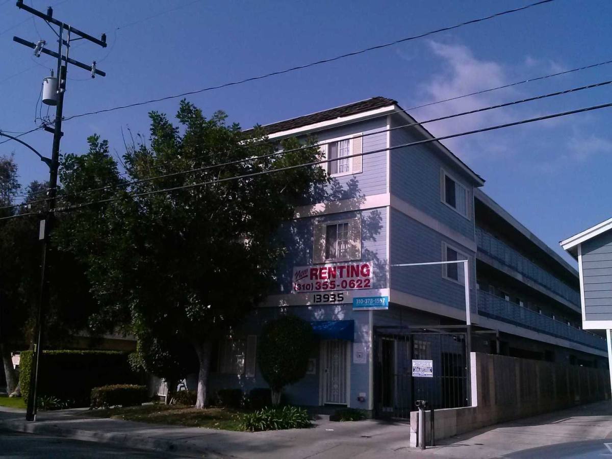 Apartment for rent at 13935 Kornblum Ave, Hawthorne, CA 90250