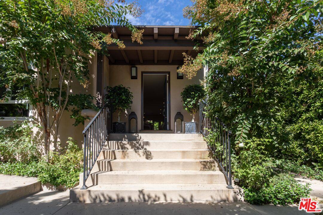 House for rent at 9001 Phyllis Ave, West Hollywood, CA 90069