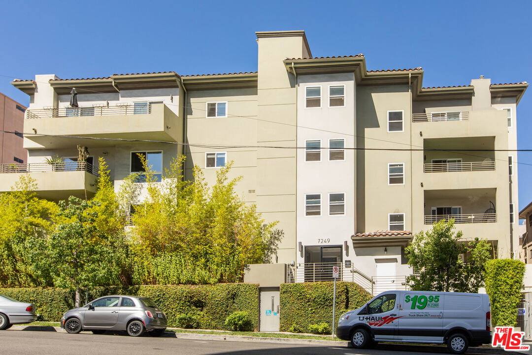 Apartment for rent at 7249 Franklin Ave #201, Los Angeles, CA 90046