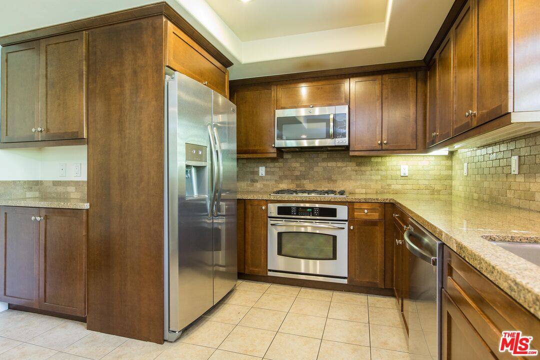 Apartment for rent at 7249 Franklin Ave #201, Los Angeles, CA 90046