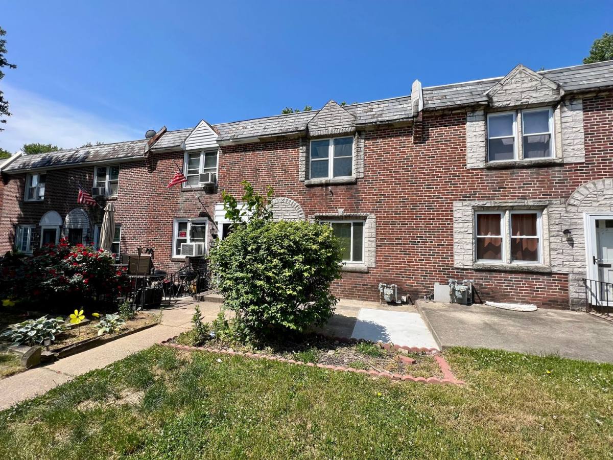 Townhouse for rent at 534 S 4th St, Darby, PA 19023
