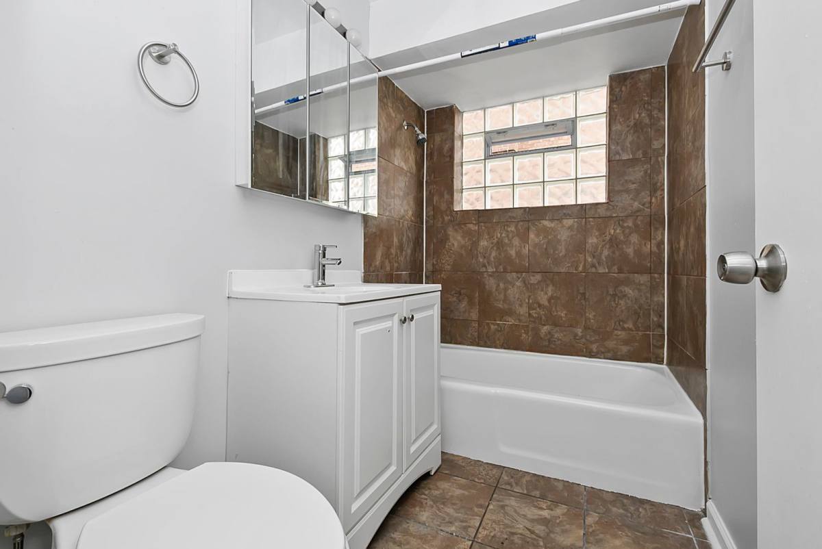 Apartment for rent at 10545 S Hale Ave, Chicago, IL 60643