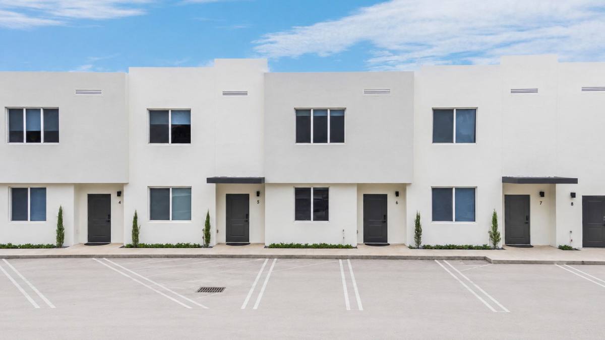 Townhouse for rent at 171 NW 158th St, Miami, FL 33169