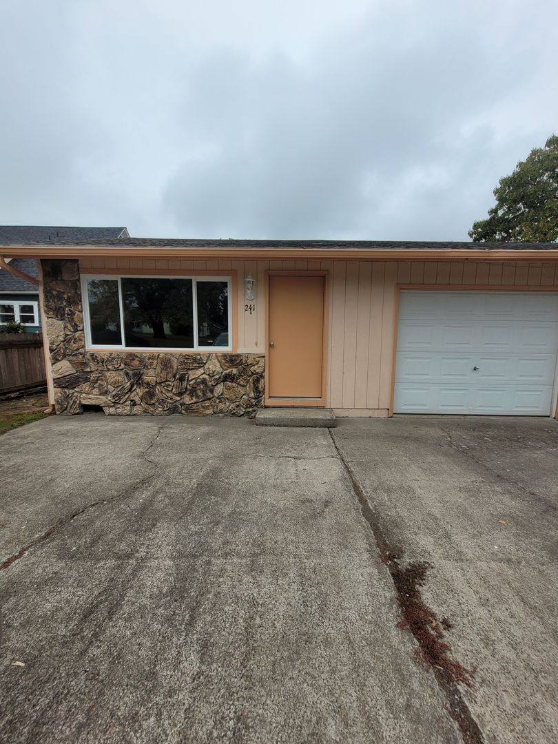 Apartment for rent at 241 E Santiam St, Jefferson, OR 97352
