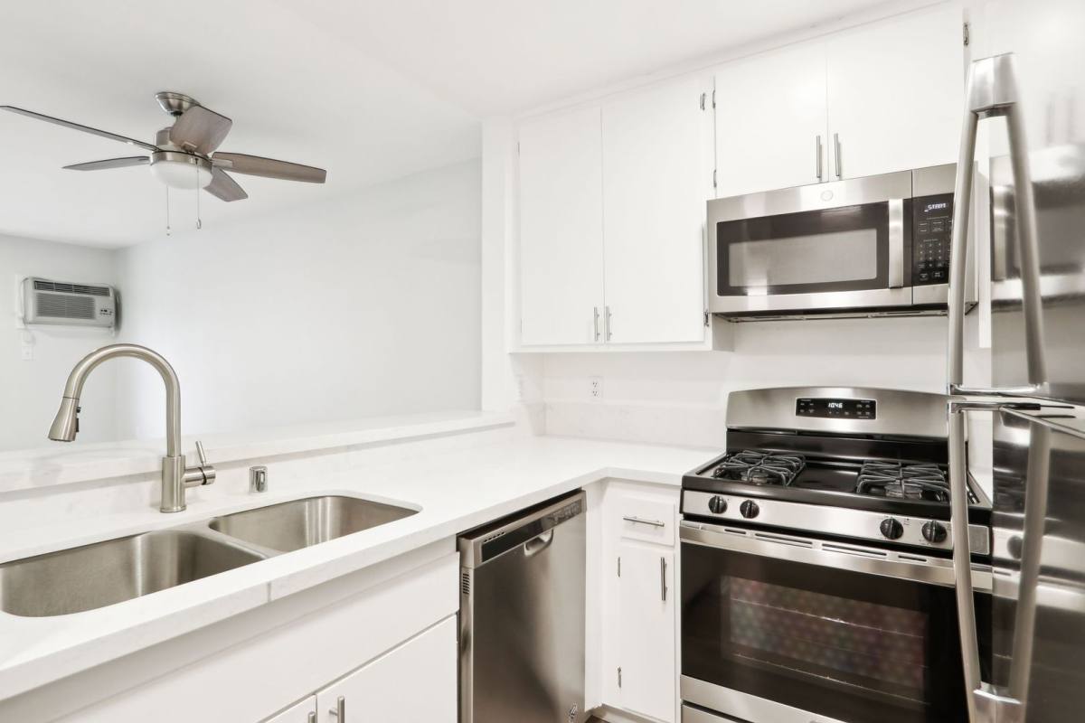 Apartment for rent at 5405 Lindley Ave, Tarzana, CA 91356