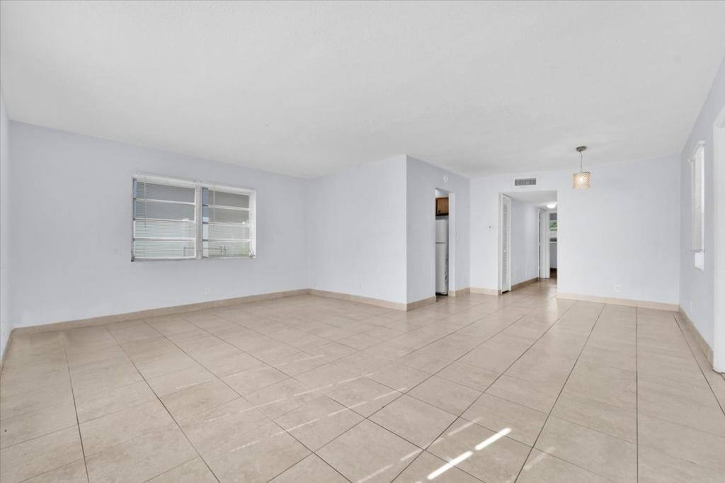 Apartment for rent at 374 Sunshine Dr #K3, Pompano Beach, FL 33066