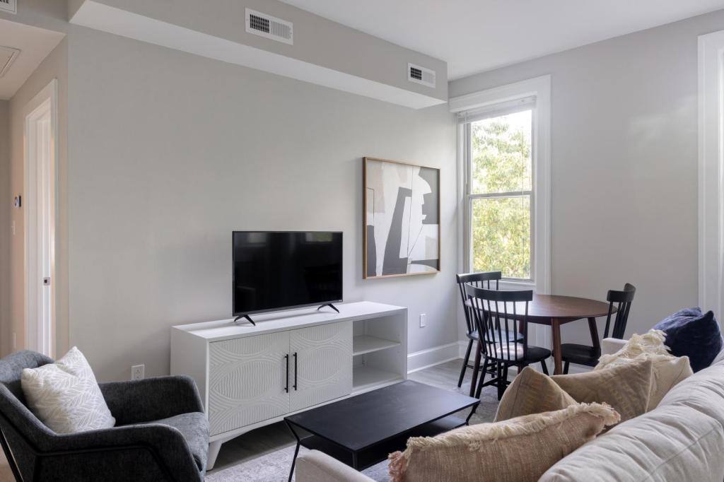 Apartment for rent at 2800 Connecticut Ave NW #202, Washington, DC 20008