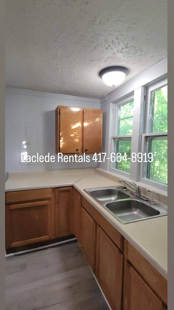House for rent at 325 W 2nd St, Lebanon, MO 65536