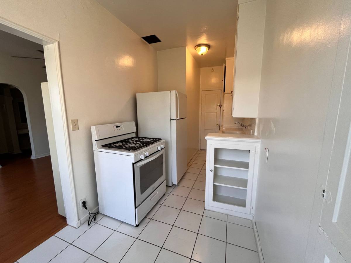 Apartment for rent at 512 N Alexandria Ave, Los Angeles, CA 90004