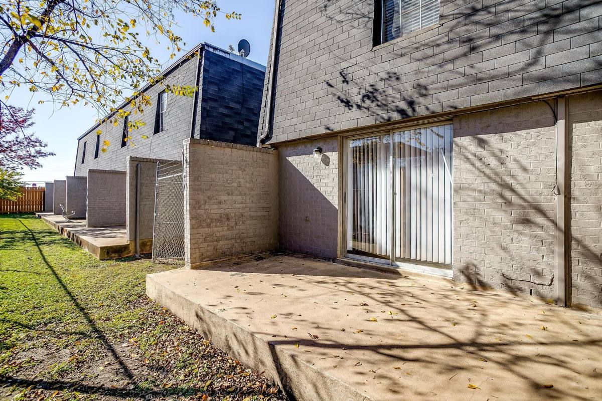 Apartment for rent at 105 SE Gardens Blvd, Burleson, TX 76028