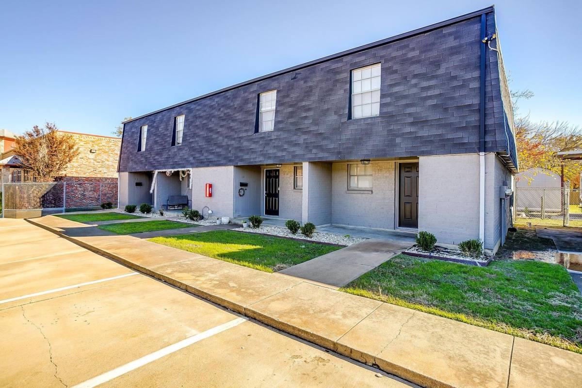 Apartment for rent at 105 SE Gardens Blvd, Burleson, TX 76028