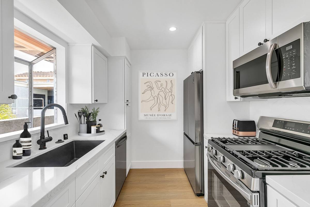 Apartment for rent at 12420 Woodgreen St, Los Angeles, CA 90066