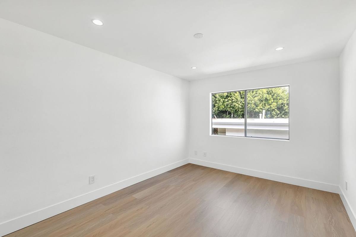 Apartment for rent at 12420 Woodgreen St, Los Angeles, CA 90066
