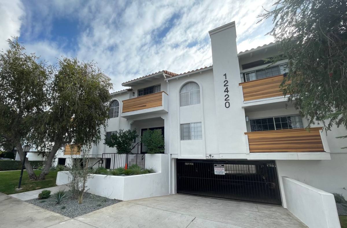 Apartment for rent at 12420 Woodgreen St, Los Angeles, CA 90066