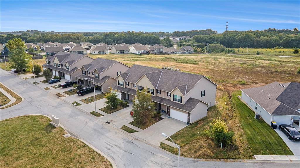 Townhouse for rent at 9415 N Lenox Ave, Kansas City, MO 64154