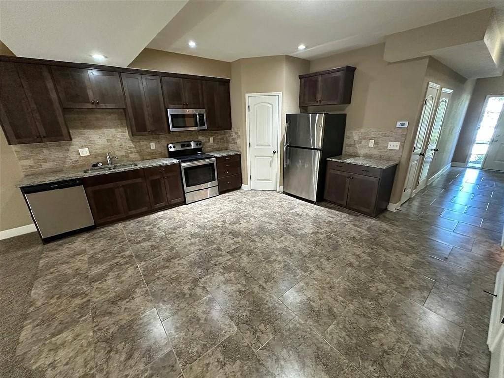 Townhouse for rent at 9415 N Lenox Ave, Kansas City, MO 64154