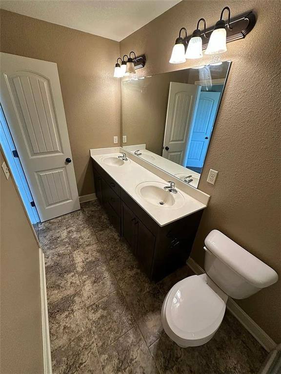 Townhouse for rent at 9415 N Lenox Ave, Kansas City, MO 64154