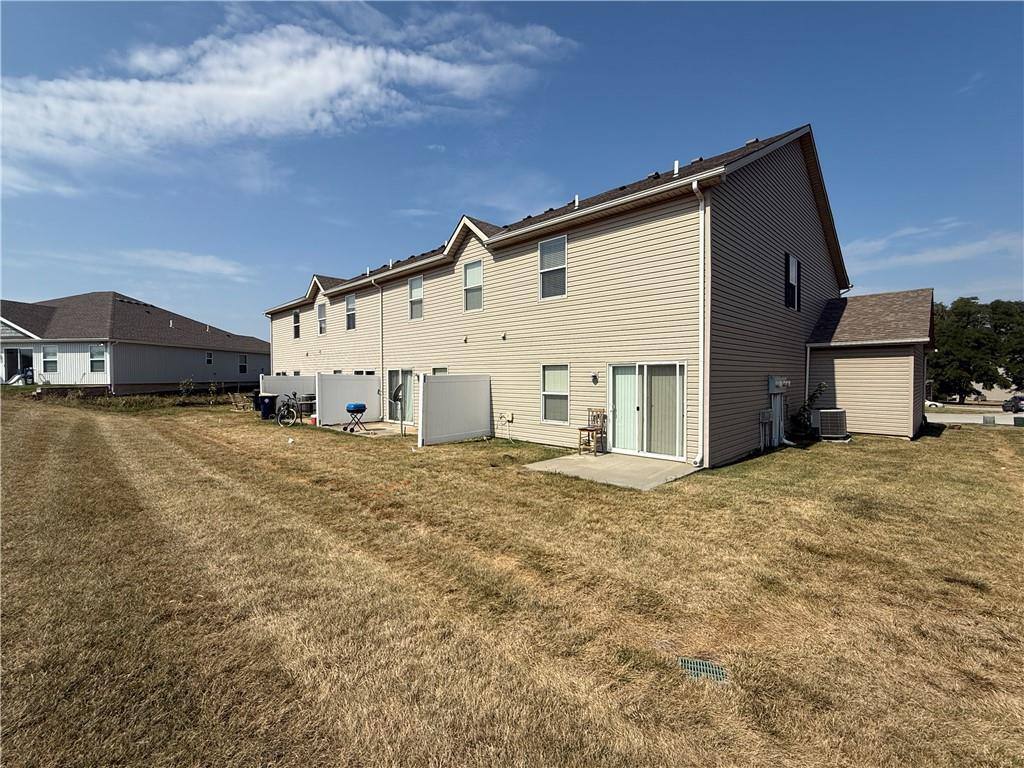 Townhouse for rent at 9415 N Lenox Ave, Kansas City, MO 64154