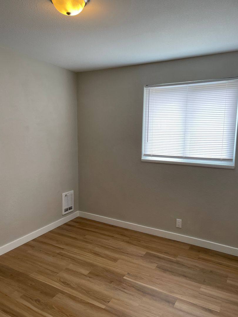 Apartment for rent at 111 10th St SE #4, Auburn, WA 98002