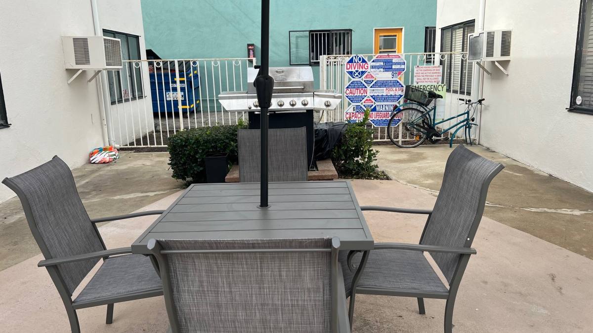 Apartment for rent at 4475 Murietta Ave #18, Sherman Oaks, CA 91423
