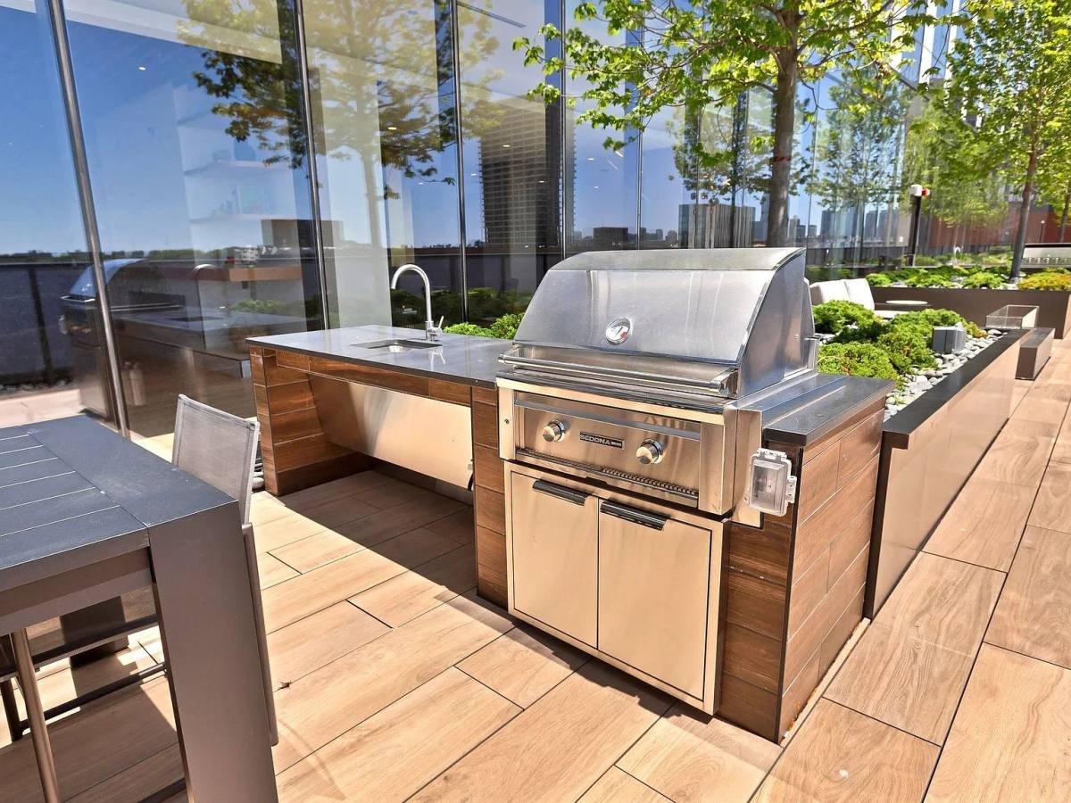 Apartment for rent at 1109 W Van Buren St, Chicago, IL 60607