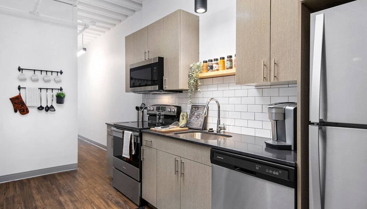 Apartment for rent at 969 W Dakin St, Chicago, IL 60613