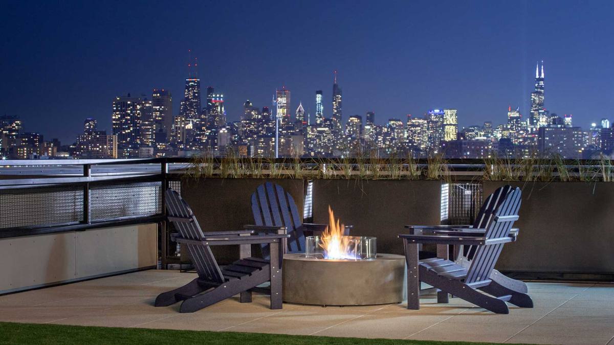 Apartment for rent at 969 W Dakin St, Chicago, IL 60613