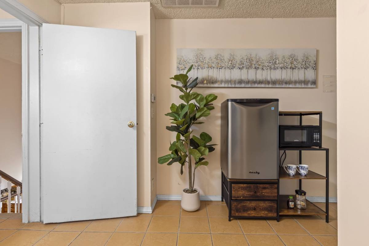 Apartment for rent at 7355 Garden Grove Ave #1, Reseda, CA 91335