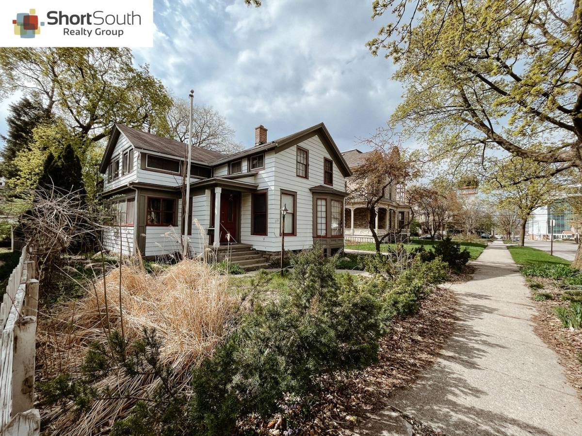 Apartment for rent at 235 Lafayette Ave NE, Grand Rapids, MI 49503