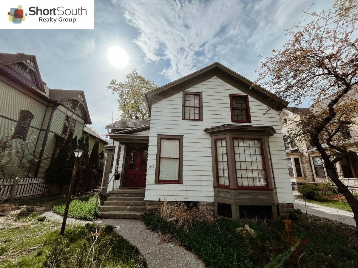 Apartment for rent at 235 Lafayette Ave NE, Grand Rapids, MI 49503