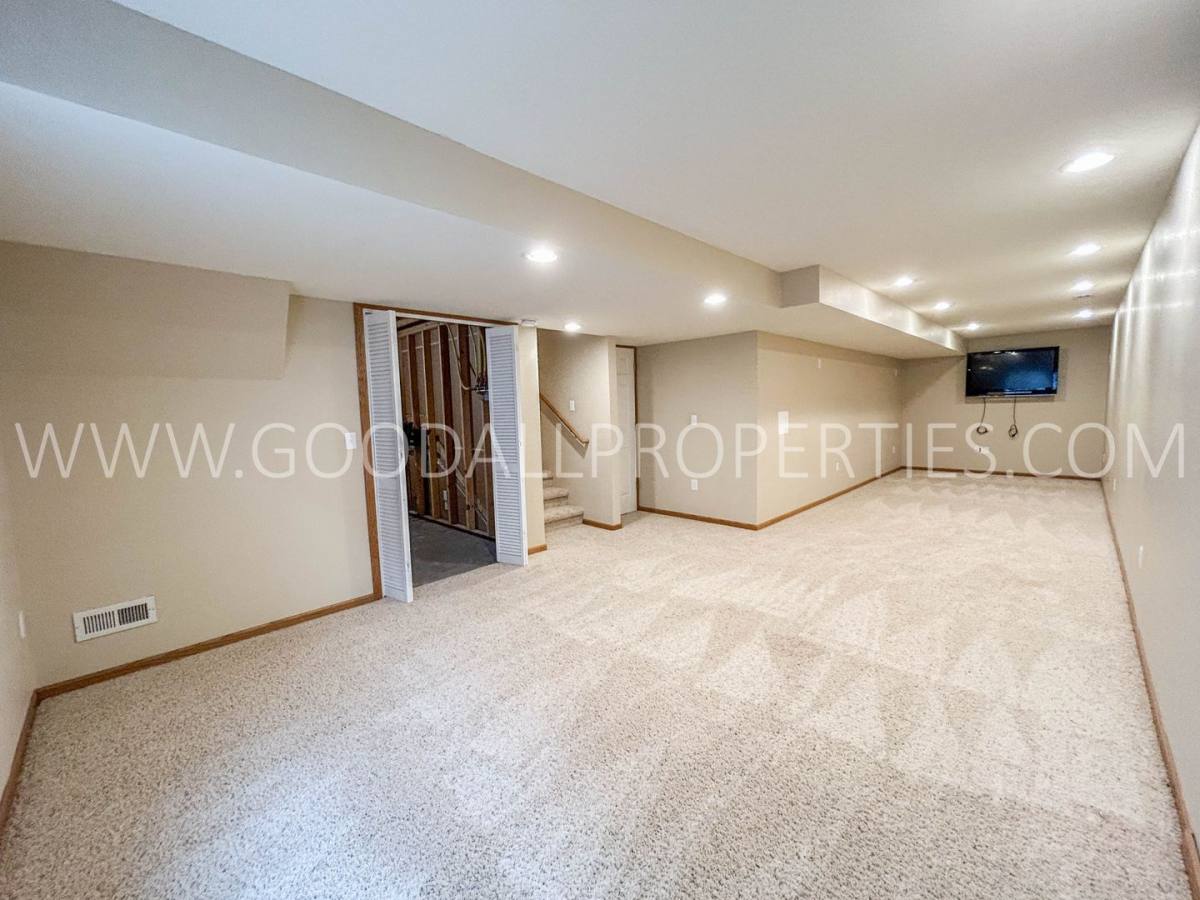 House for rent at 9450 Red Sunset Dr, West Des Moines, IA 50266