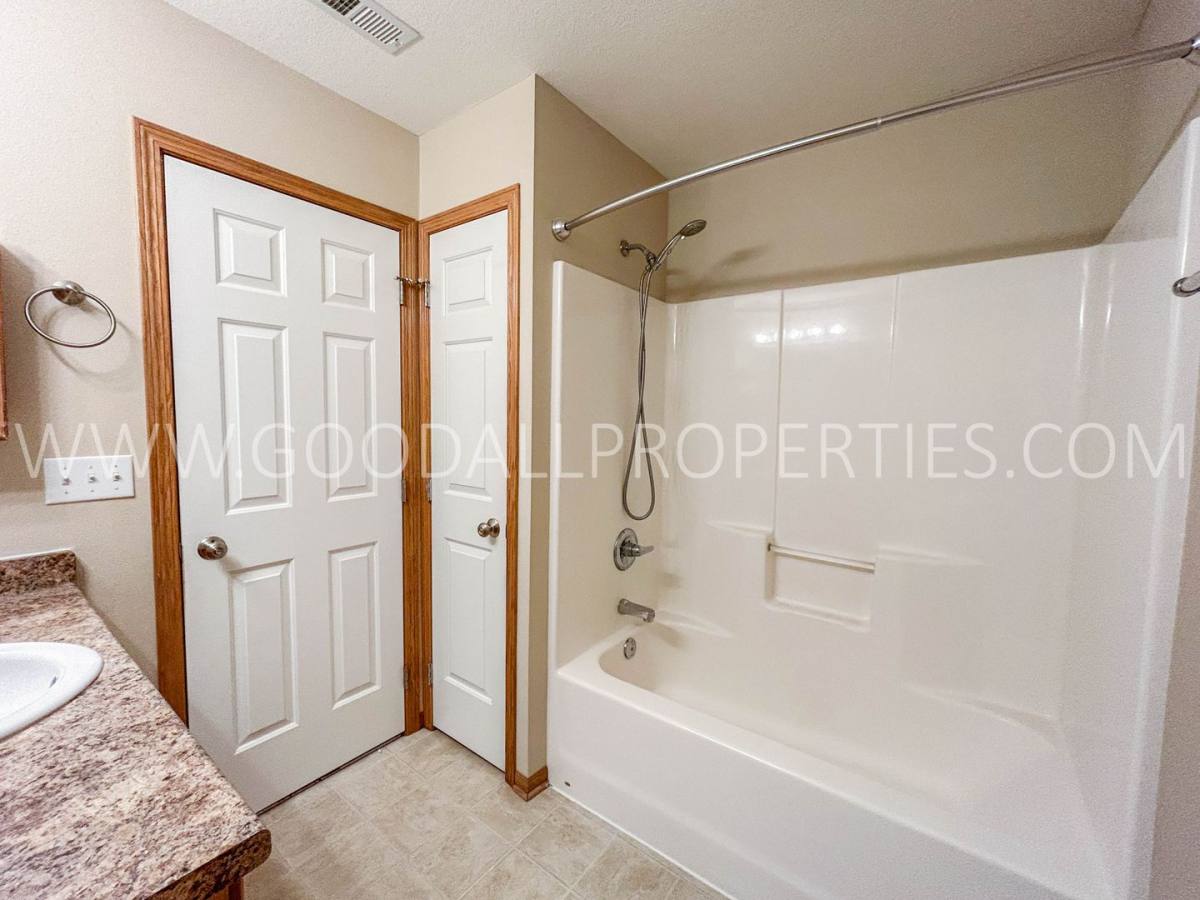 House for rent at 9450 Red Sunset Dr, West Des Moines, IA 50266
